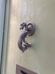 Girona - A sárkány visszatérő téma a kopogtatók között
