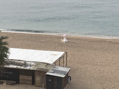 Canet de Mar - Igen, az egy kis indián sátor egy rózsaszín ernyővel a tengerparton. Lakója is volt.